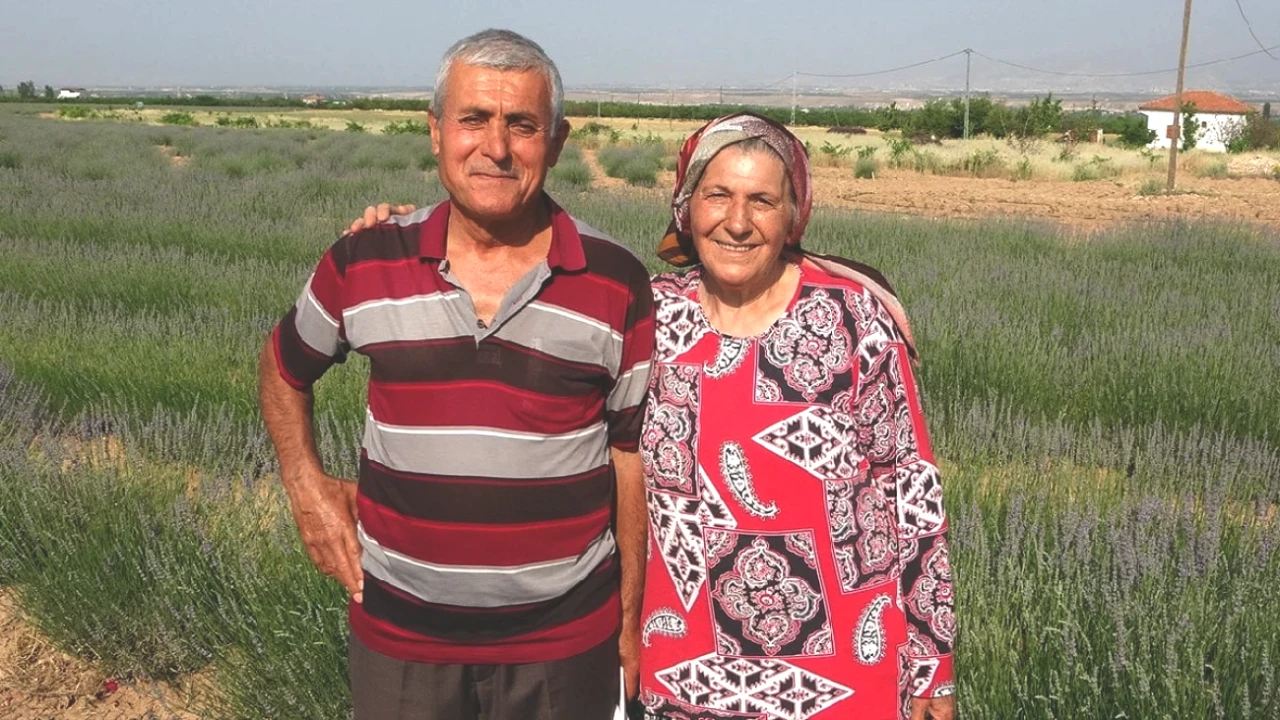 İnternette Yükselen Trend: Eşiyle Birlikte Hasat Ettikleri O İşle Geçim Sağlıyorlar!