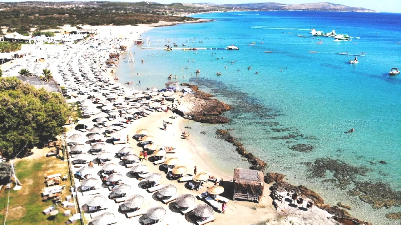 Çeşme’nin En Gözde Plajı İle Yaz Keyfi Başladı! İzmirliler Burada Buluşuyor!