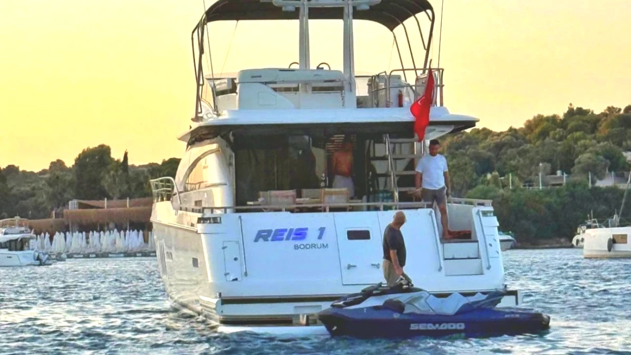 Çeşme'de Milyonluk Tatil Deneyimi! Serdar Özyurt'un 1 Milyon TL'lik Villası ve Korumalı Yatıyla İhtişamlı Yaşam
