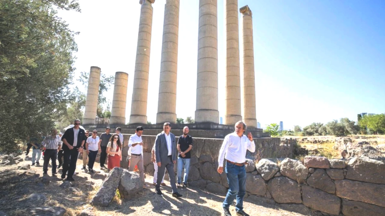 Başkan Tugay'dan Smyrna Kazılarına Ziyaret: Geçmişe Yolculuk!