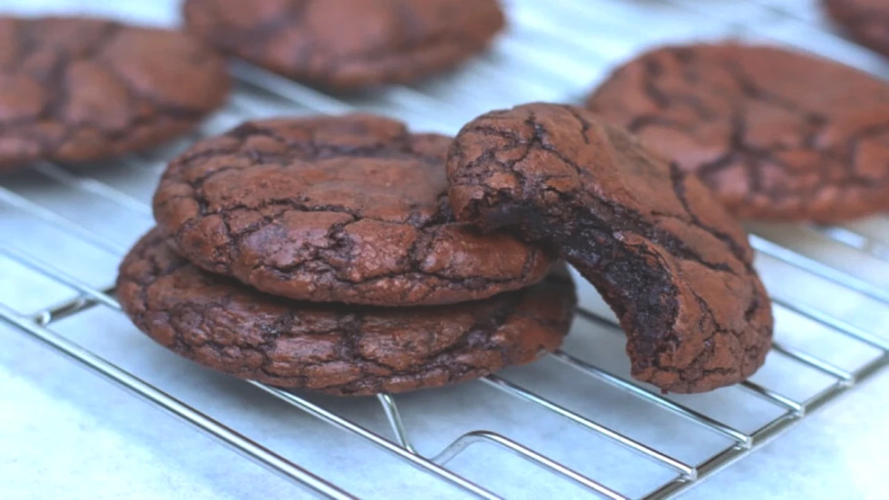 15 Dakikada Hazırlayın! Çatlayan Görünümüyle Harika Brownie Kurabiye Tarifi