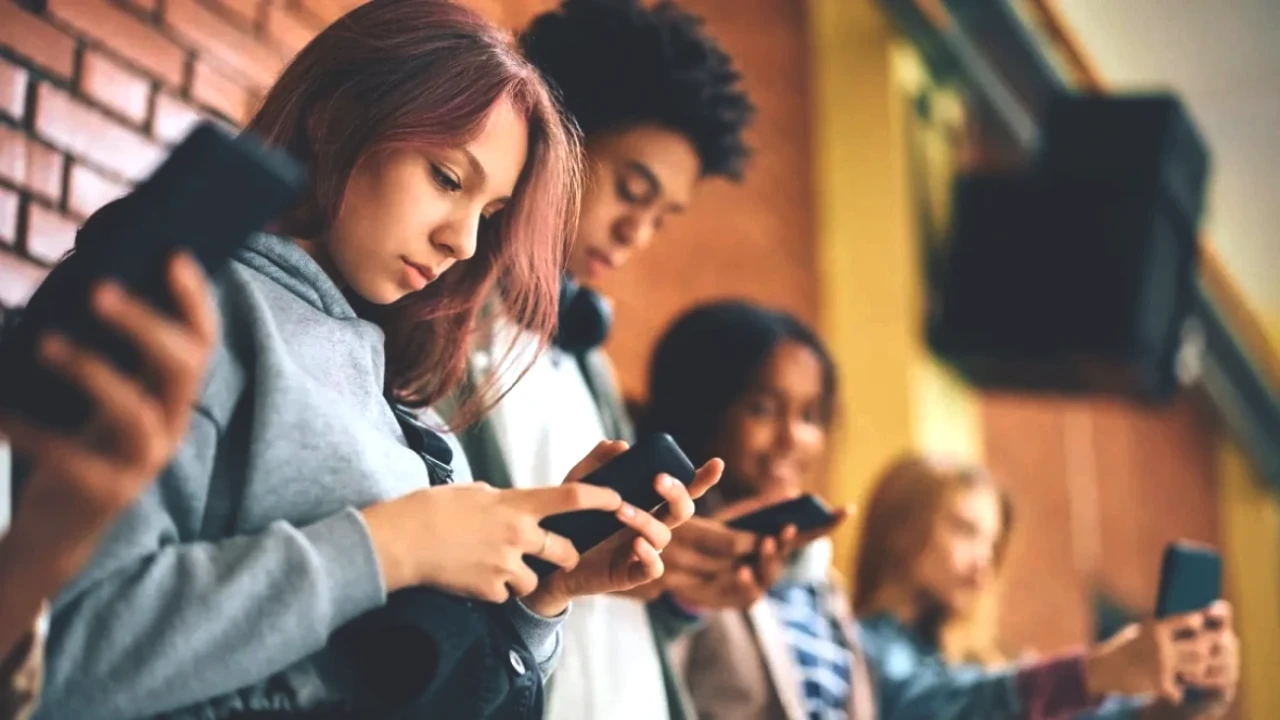 Akıllı Telefonlar Yüz Şeklini Değiştiriyor Mu? Uzmanlardan Şaşırtan Yanıtlar!